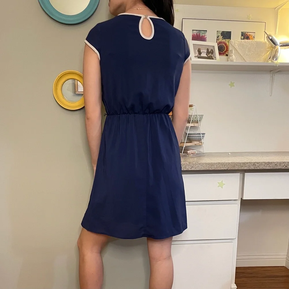 Short sleeve navy dress with white trimmings and pleating detail. Size S (0-2) - Picture 2 of 2